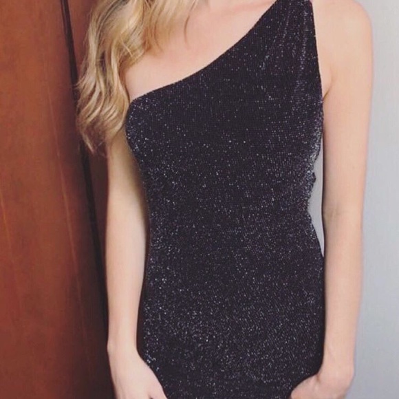 DRESSES - Picture 7 of 8